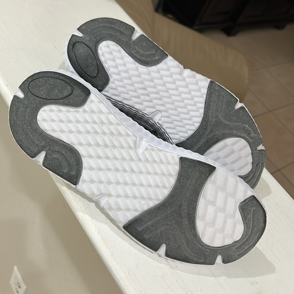 Everlast Women’s Raegen Running Shoes Size 10 

New without box.

Bin #10 - Picture 6 of 7